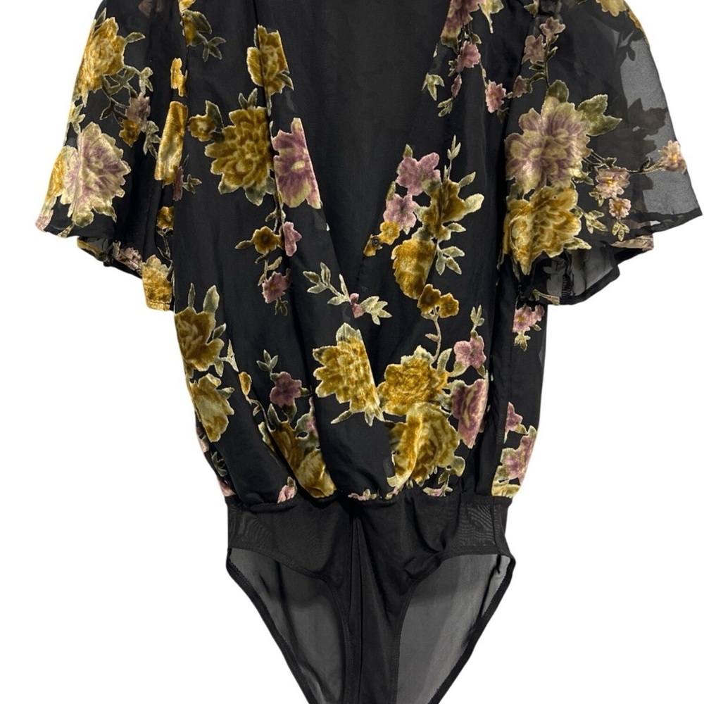 ASTR The Label Womens Body Suit Short Sleeve V Neck Floral Med Velvet Burnout - Picture 3 of 12